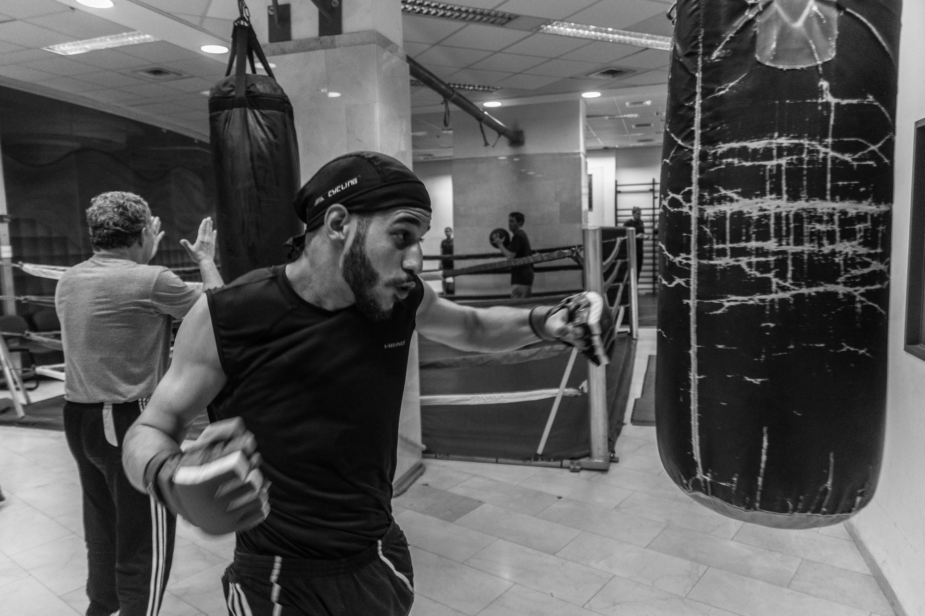 Personal training Strijp-S: Jonge mannelijke bokser traint met een bokszak in de sportschool