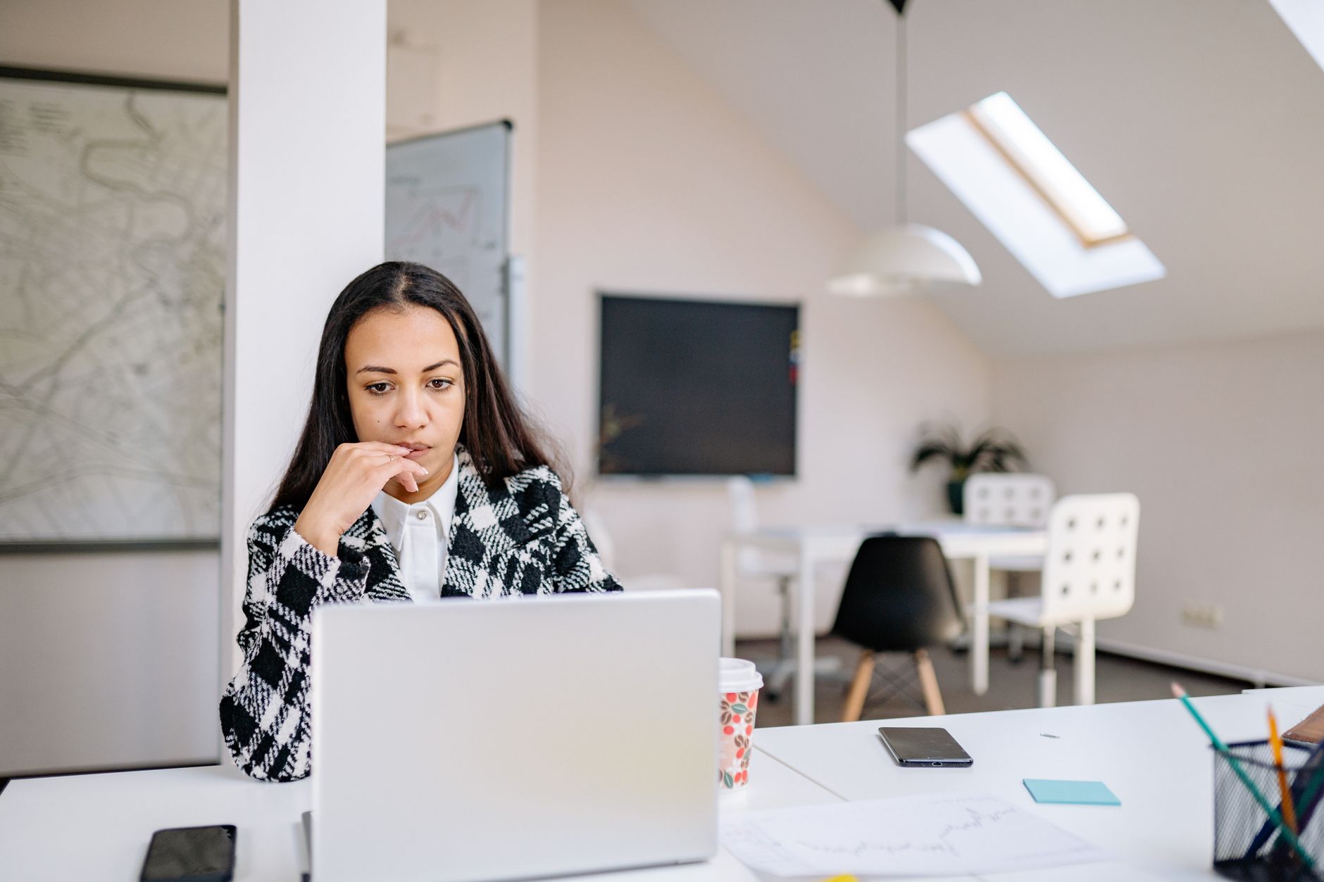 Wat doet een lokaal Frans SEO-bureau anders dan een AI-platform? - Comparison