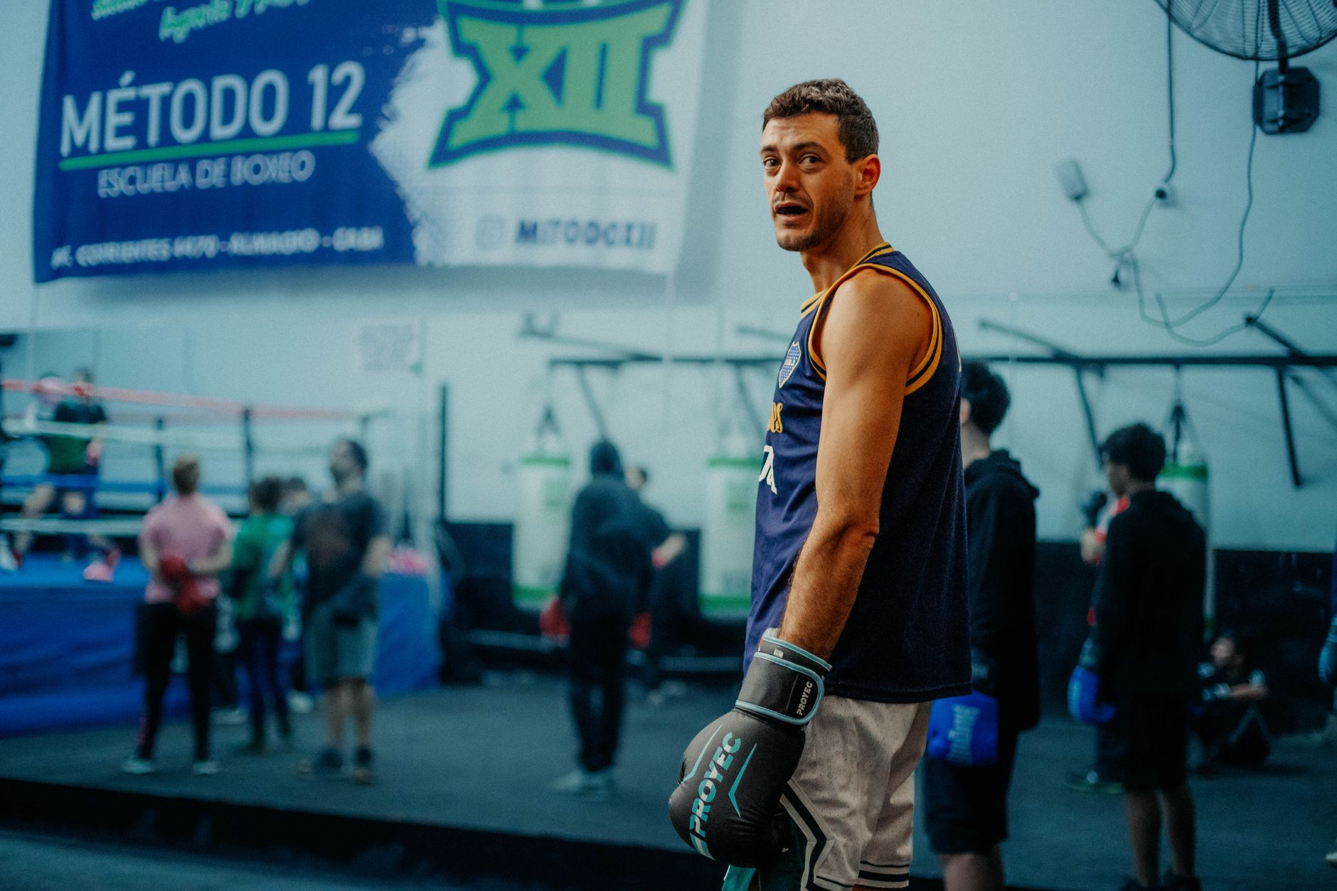 Een mannelijke bokser bereidt zich voor in de ring tijdens een trainingsessie in een gym in Buenos Aires, Argentinië