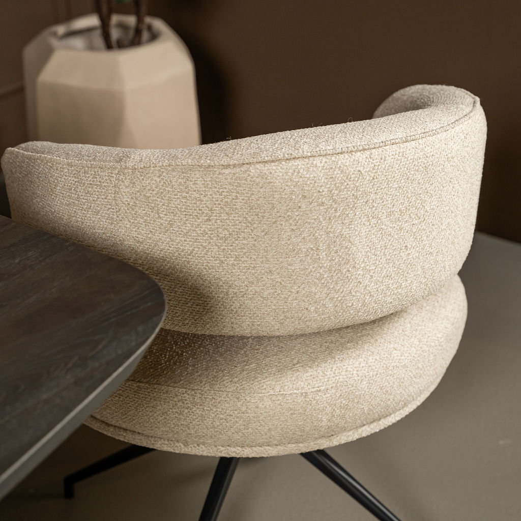 Eetkamerstoelen bij een kleine eettafel: welke maten en vorm passen echt?