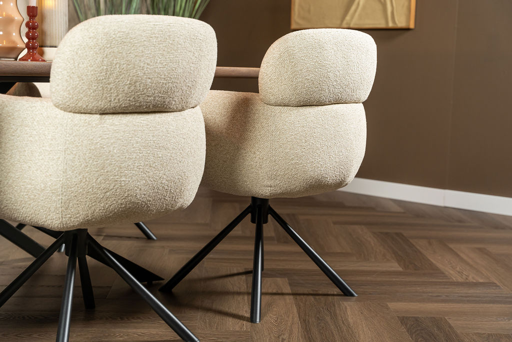 Smalle kast naast de eethoek: zo bereken je of je stoelen genoeg ruimte hebben