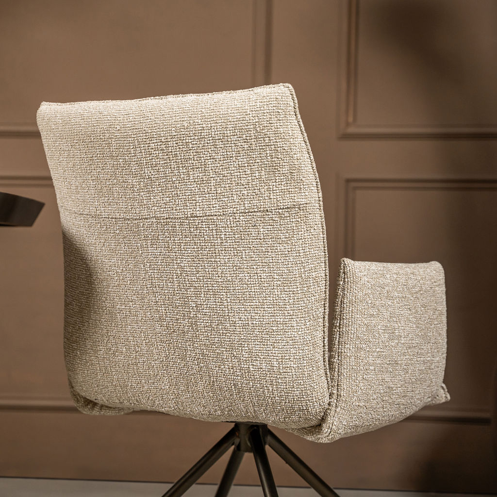 Eetkamerstoelen combineren interieur: Waarom oogt een mix van verschillende eetkamerstoelen zo snel rommelig?