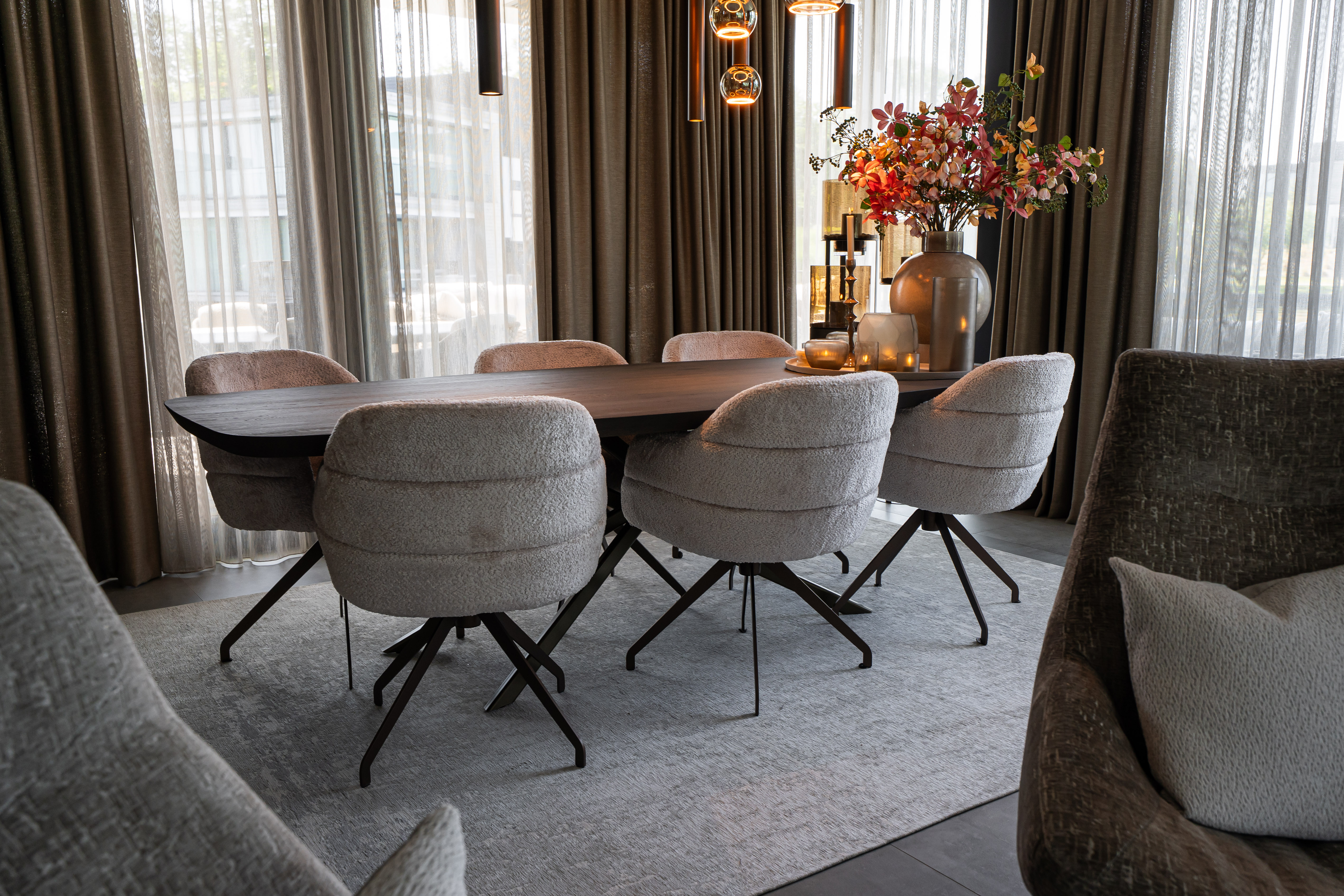 Eethoek stylen: kies je stoelen op ondertoon, niet op kleur