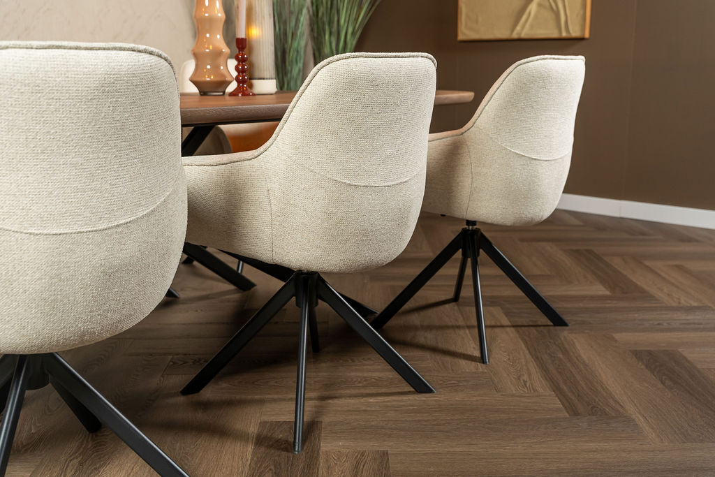 Eetkamerstoelen combineren in een eclectisch interieur: zo doe je dat