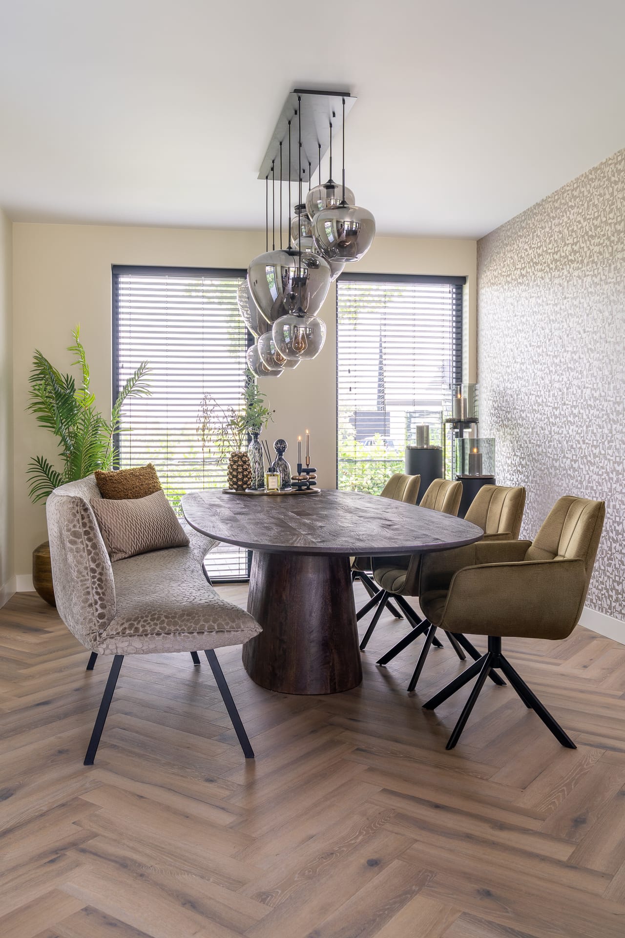 Eetkamerstoelen combineren interieur: welke 4 regels werken?