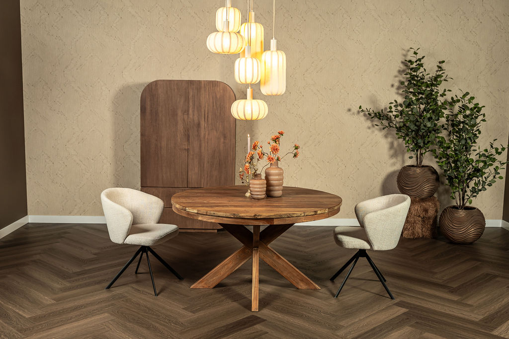 Welke eetkamerstoel met armleuning past bij een ronde eettafel?