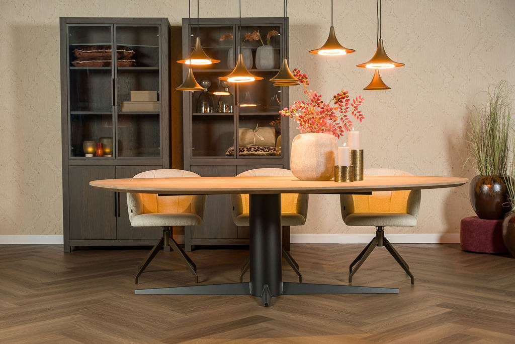 Waarom oogt een donkere eetkamerstoel soms zwaar in plaats van luxe?