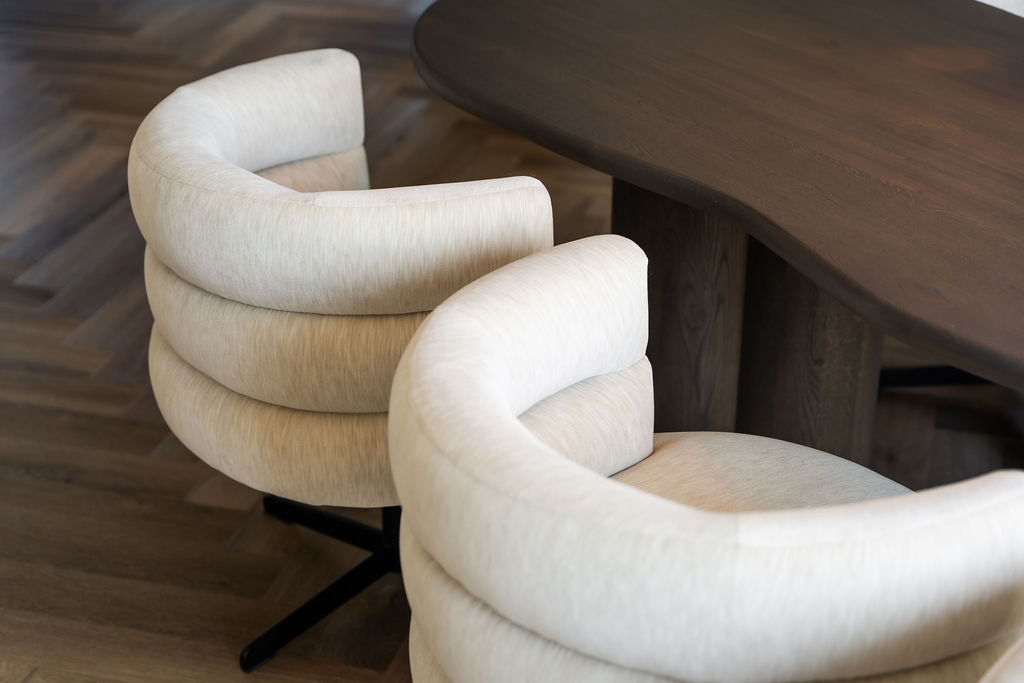 Eetkamerstoel kleur bij eiken tafel: Waarom je stoelen bijna kloppen bij je eiken tafel en toch niet