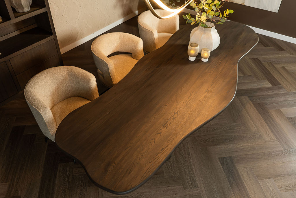 Zo combineer je donkere eetkamerstoelen met een luxe eettafel