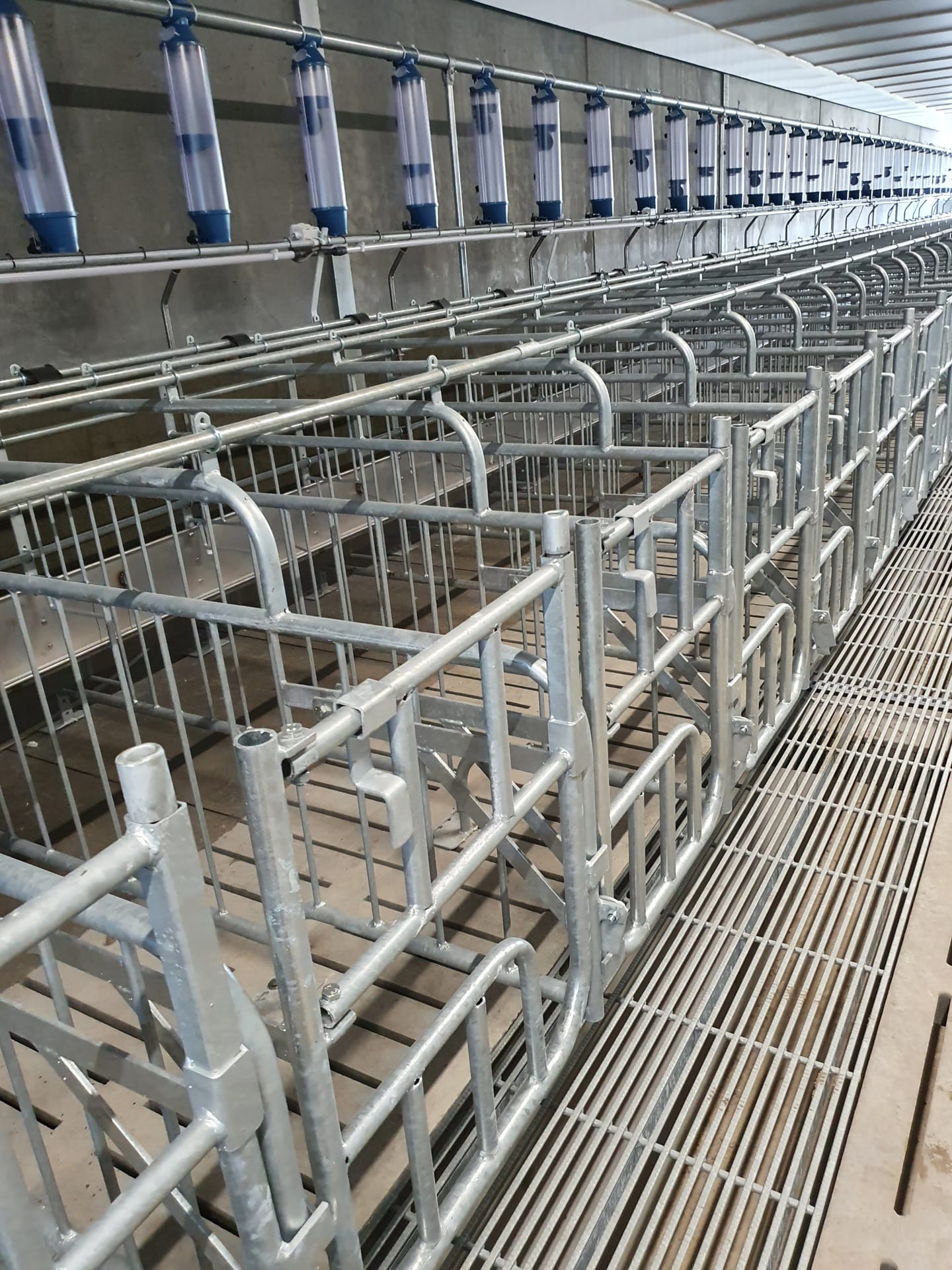 Zo verloopt de productie van staal- en RVS-stalinrichting, van engineering tot eindcontrole
