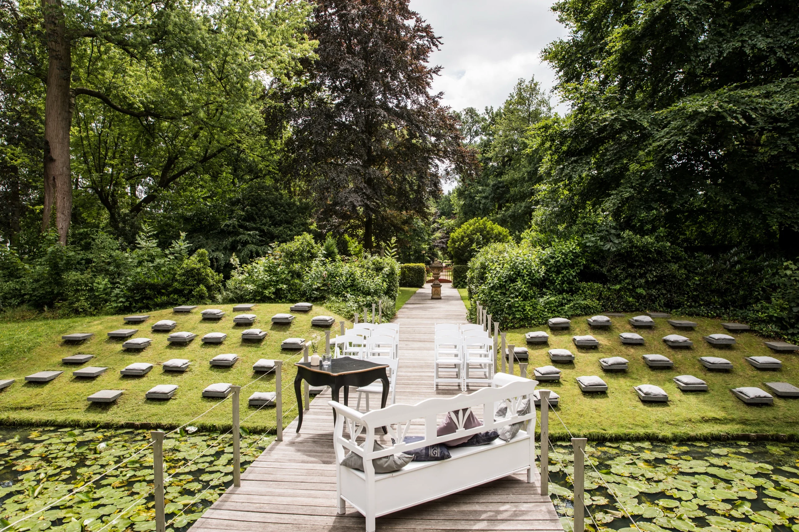 Waarom voelt de keuze trouwen locatie of thuis tussen eigen tuin en een trouwloc